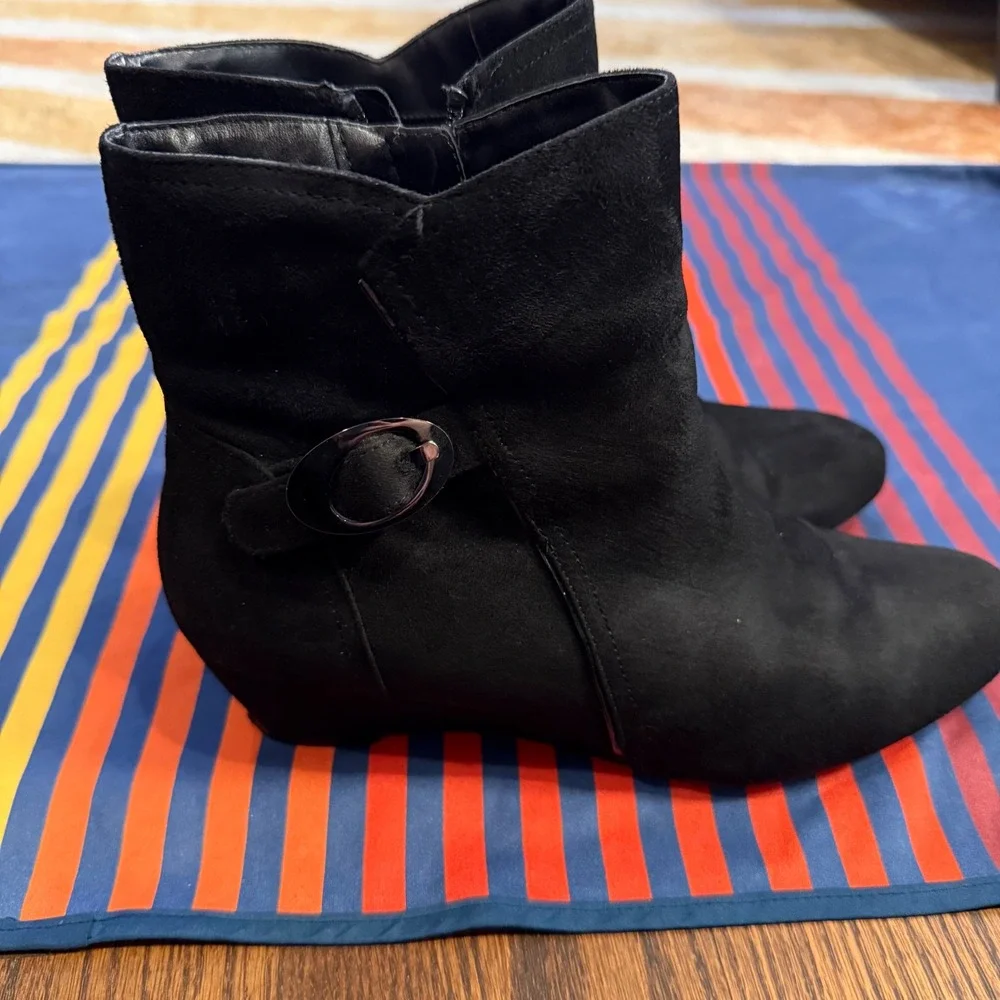 Y2K Impo Gilliana Black Faux Suede Wedge Ankle Boots Buckle Zip Sz 9.5 Booties